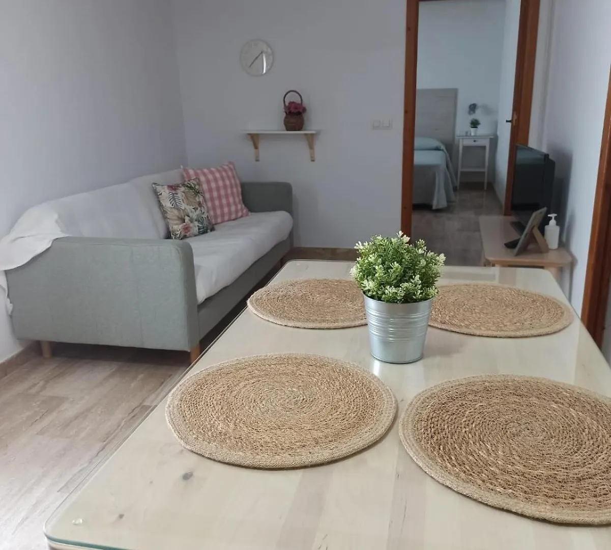Apartamento La Plazuela contacts